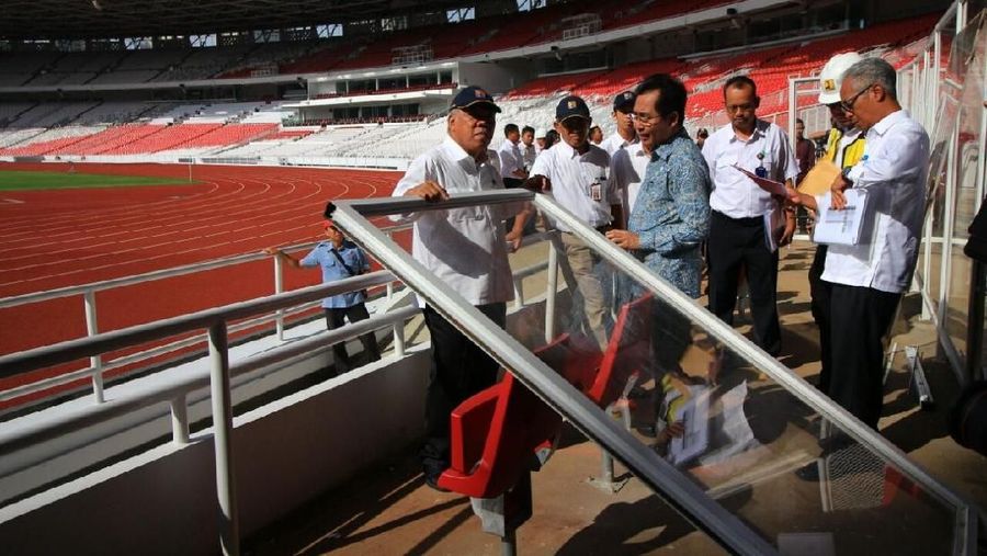 Sejumlah Pagar besi di zona 9 dan pintu pembatas kaca SUGBK rusak oleh oknum suporter saat Final Piala Presiden kemarin