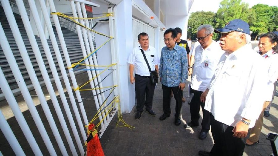 Sejumlah Pagar besi di zona 9 dan pintu pembatas kaca SUGBK rusak oleh oknum suporter saat Final Piala Presiden kemarin