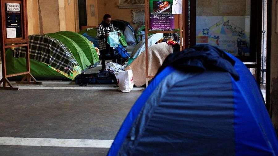 Banyaknya pengangguran dan tingkat kemiskinan di Italia membuat sebagian warga tinggal dalam tenda di teras gereja