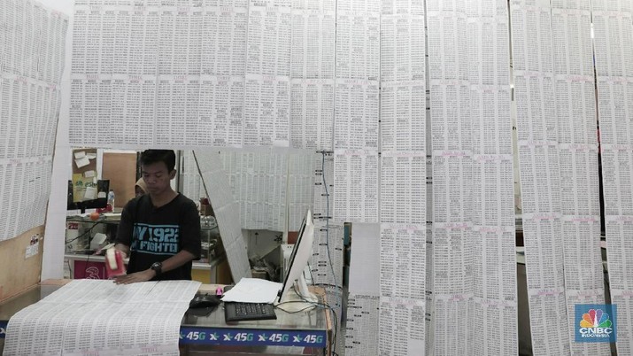 Penjual menawarkan nomer kartu prabayar dari berbagai operator telekomunikasi di ITC Roxy, Jakarta Barat, Selasa (20/2/2018). Kemenkominfo mengumumkan total 200 juta pelanggan telah mendaftar ulang menggunakan nomor induk kependudukan (NIK) di Kartu Tanda Penduduk dan nomor Kartu Keluarga. Pelanggan yang hingga 28 Februari 2018 mendatang belum mendaftarkan nomor teleponnya, maka akan terkena pemblokiran bertahap dari layanan telepon, SMS, hingga akhirnya nomor dimatikan.  (CNBC Indonesia/ Andrean Kristianto)