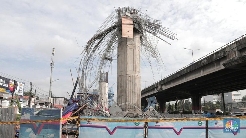Bekisting Pier Head di proyek jalan tol Bekasi - Cawang - Kampung Melayu roboh pada pukul 03.00 WIB, Selasa (20/2/2018).