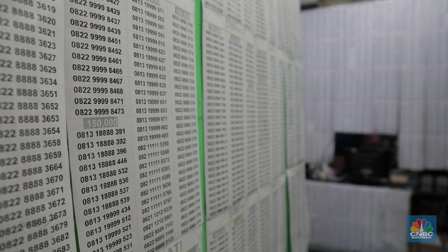 Penjual menawarkan nomer kartu prabayar dari berbagai operator telekomunikasi di ITC Roxy, Jakarta Barat, Selasa (20/2/2018). Kemenkominfo mengumumkan total 200 juta pelanggan telah mendaftar ulang menggunakan nomor induk kependudukan (NIK) di Kartu Tanda Penduduk dan nomor Kartu Keluarga. Pelanggan yang hingga 28 Februari 2018 mendatang belum mendaftarkan nomor teleponnya, maka akan terkena pemblokiran bertahap dari layanan telepon, SMS, hingga akhirnya nomor dimatikan. (²©²ÊÍøÕ¾/ Andrean Kristianto)