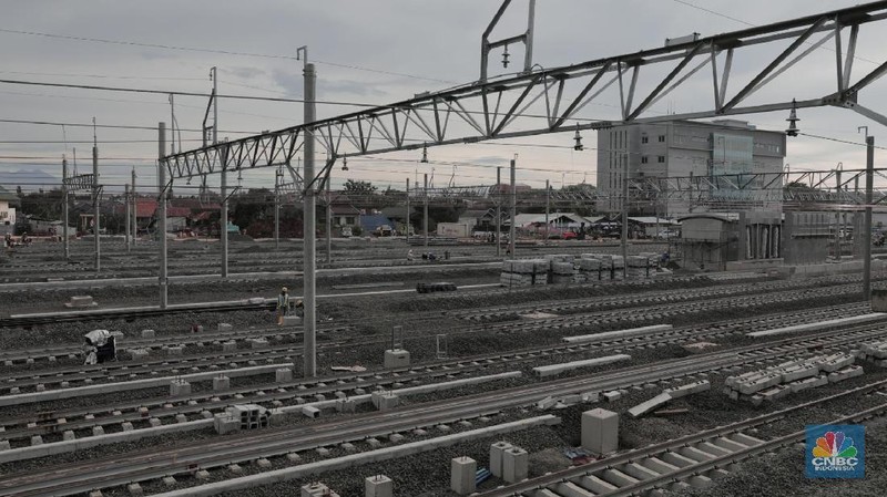Proyek infrastruktur layang atau elevated baik yang dikerjakan BUMN maupun Swasta diberhentikan sementara.
