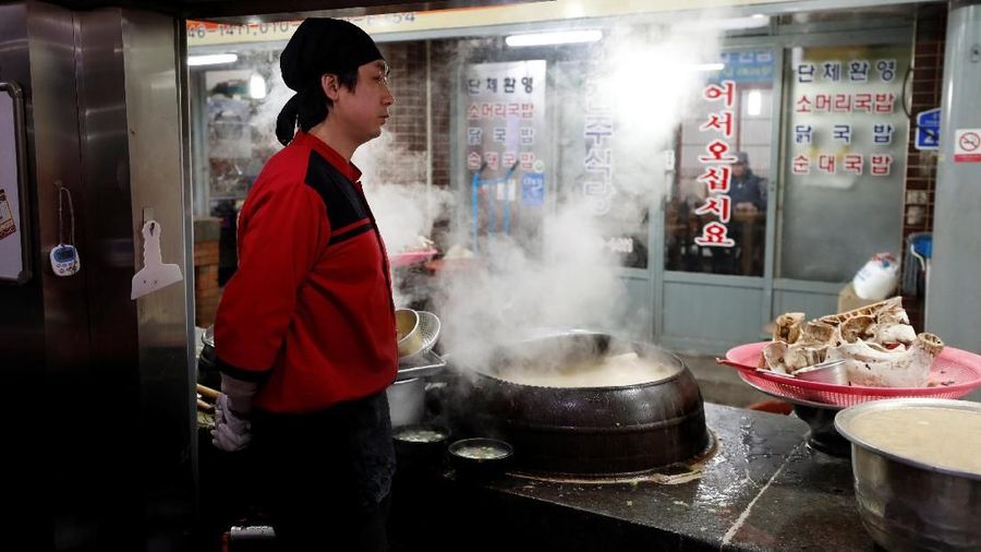 Pasar tradisional Jungang di Gangneung, Korea Selatan, menyiapkan tambahan pasokan pangan untuk antisipasi pengunjung yang datang ketika Olimpiade Pyeongchang