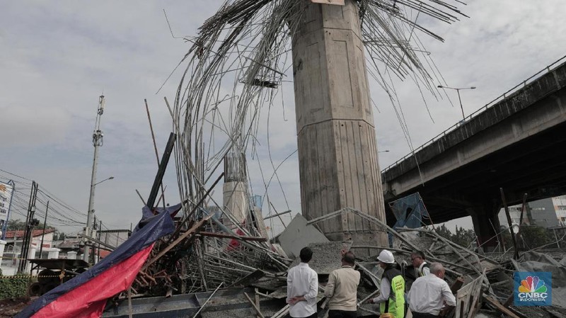 Bekisting Pier Head di proyek jalan tol Bekasi - Cawang - Kampung Melayu roboh pada pukul 03.00 WIB, Selasa (20/2/2018).