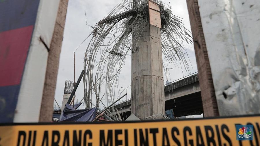 Bekisting Pier Head di proyek jalan tol Bekasi - Cawang - Kampung Melayu roboh pada pukul 03.00 WIB, Selasa (20/2/2018).