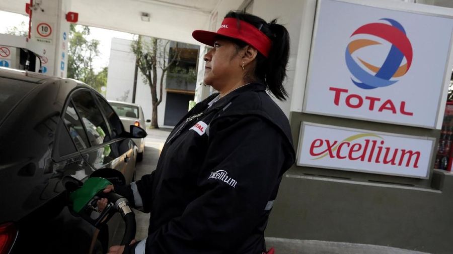Total Oil mulai memasang harga BBM baru paska direstu menaikkan harga. Sementara Shell, masih belum dapat lampu hijau untuk naikkan harga dari pemerintah.