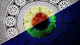 Kanan: piring yang terbuat dari keramik uranium berpendar dalam cahaya ultraviolet. Kiri: dalam cahaya normal. Uranium oksida atau urania sempat digunakan sebagai pewarna kaca dan keramik sebelum era Perang Dunia II. (REUTERS/Stefan)
