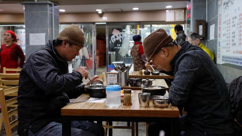 Pasar tradisional Jungang di Gangneung, Korea Selatan, menyiapkan tambahan pasokan pangan untuk antisipasi pengunjung yang datang ketika Olimpiade Pyeongchang