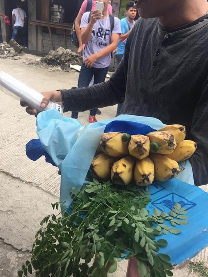 Viral, Kocaknya Aksi Pria yang Beri Hadiah Pujaan Hati Buket Pisang Viral, Kocaknya Aksi Pria yang Beri Hadiah Pujaan Hati Buket Pisang