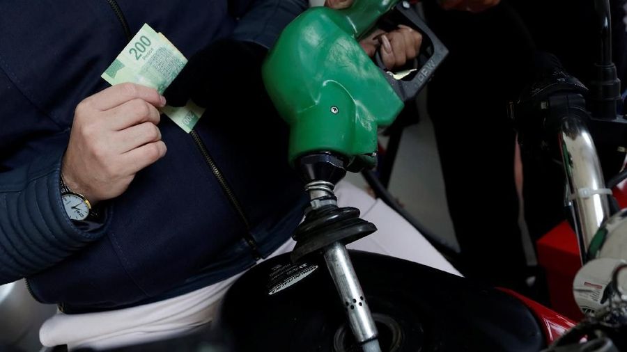 Harga minyak mentah dunia terkoreksi nyaris 1% menyusul meredanya eskalasi regional akibat serangan AS atas Suriah.