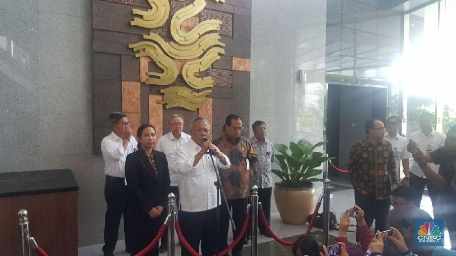 Proyek MRT dan LRT juga harus dihentikan sementara karena banyaknya kasus kecelakaan infrastruktur.