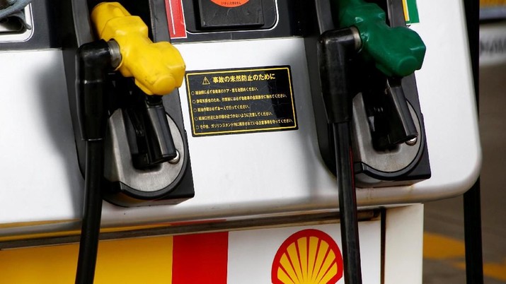 Shell FILE PHOTO: Showa Shell Sekiyu's logo is seen at its gas station in Tokyo, Japan, August 10, 2016. REUTERS/Kim Kyung-Hoon/File Photo GLOBAL BUSINESS WEEK AHEAD SEARCH GLOBAL BUSINESS 12 FEB FOR ALL IMAGES