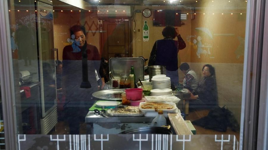 Pasar tradisional Jungang di Gangneung, Korea Selatan, menyiapkan tambahan pasokan pangan untuk antisipasi pengunjung yang datang ketika Olimpiade Pyeongchang