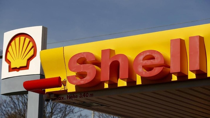 FILE PHOTO: Shell's company logo is pictured at a gas station in Zurich April 8, 2015. REUTERS/Arnd Wiegmann/File Photo