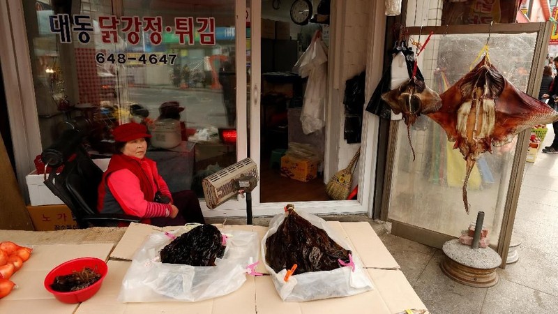 Pasar tradisional Jungang di Gangneung, Korea Selatan, menyiapkan tambahan pasokan pangan untuk antisipasi pengunjung yang datang ketika Olimpiade Pyeongchang