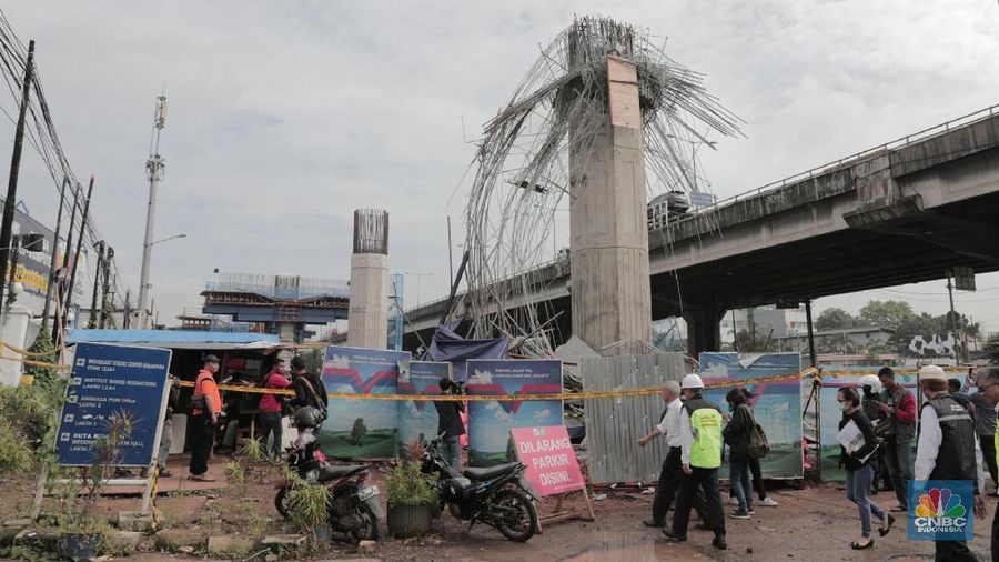 Bekisting Pier Head di proyek jalan tol Bekasi - Cawang - Kampung Melayu roboh pada pukul 03.00 WIB, Selasa (20/2/2018).