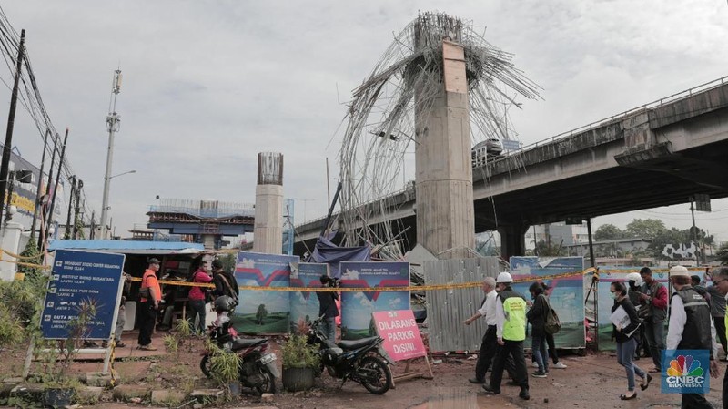 Bekisting Pier Head di proyek jalan tol Bekasi - Cawang - Kampung Melayu roboh pada pukul 03.00 WIB, Selasa (20/2/2018).