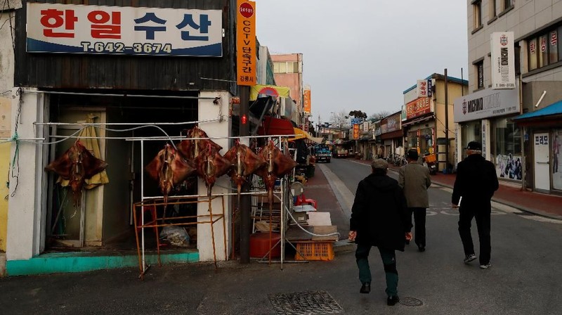 Pasar tradisional Jungang di Gangneung, Korea Selatan, menyiapkan tambahan pasokan pangan untuk antisipasi pengunjung yang datang ketika Olimpiade Pyeongchang