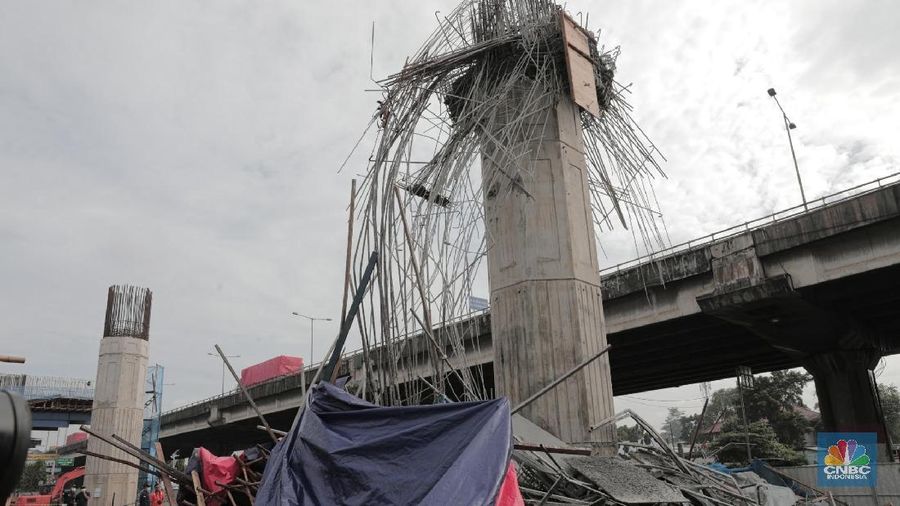 Bekisting Pier Head di proyek jalan tol Bekasi - Cawang - Kampung Melayu roboh pada pukul 03.00 WIB, Selasa (20/2/2018).