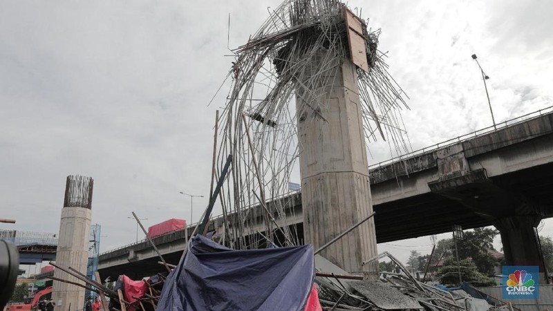 Bekisting Pier Head di proyek jalan tol Bekasi - Cawang - Kampung Melayu roboh pada pukul 03.00 WIB, Selasa (20/2/2018).