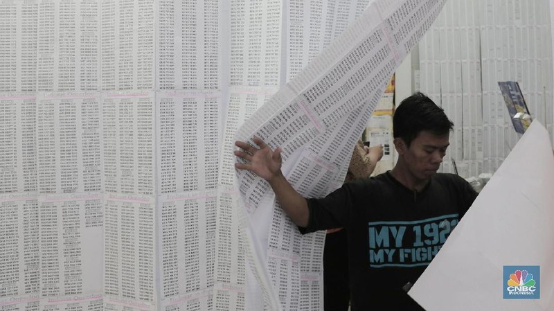 Registrasi SIM card prabayar ini merupakan upaya pemerintah dalam menata data kependudukan menuju single identity number.