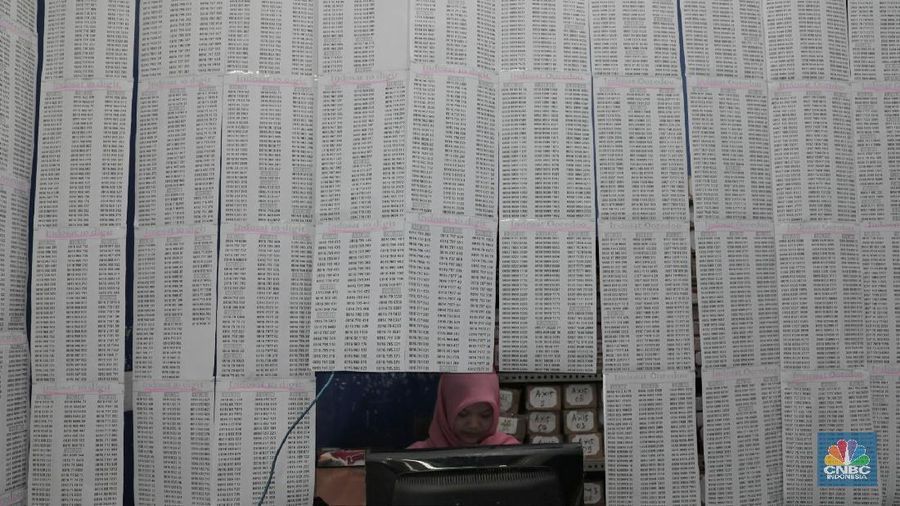Penjual menawarkan nomer kartu prabayar dari berbagai operator telekomunikasi di ITC Roxy, Jakarta Barat, Selasa (20/2/2018). Kemenkominfo mengumumkan total 200 juta pelanggan telah mendaftar ulang menggunakan nomor induk kependudukan (NIK) di Kartu Tanda Penduduk dan nomor Kartu Keluarga. Pelanggan yang hingga 28 Februari 2018 mendatang belum mendaftarkan nomor teleponnya, maka akan terkena pemblokiran bertahap dari layanan telepon, SMS, hingga akhirnya nomor dimatikan.  (վ/ Andrean Kristianto)