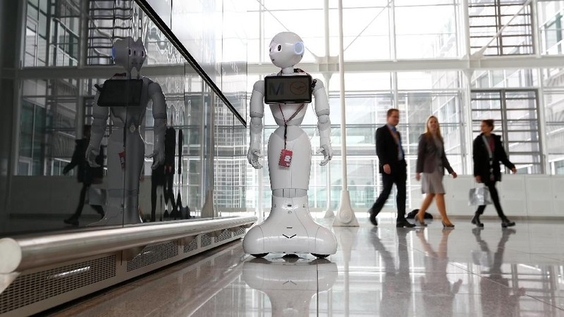 Kehadiran Robot Humanoid ini  membantu para penumpang bandara ketika mereka kesulitan menemukan petunjuk arah ke gate.