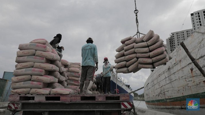Konsumsi Semen Pekerja memindahkan semen kedalam kapal di Pelabuhan Sunda Kelapa, Jakarta, Rabu (21/2/2018). Menurut data Asosiasi Semen Indonesia konsumsi semen domestik tumbuh merata pada awal 2018 dengan kisaran 12%-17%. Pertumbuhan tertinggi konsumsi semen pada awal 2018 terjadi di Sumatra disusul oleh wilayah Kalimantan, Sulawesi, Maluku, dan Papua. (CNBC Indonesia/ Andrean Kristianto)