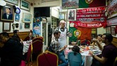 Pun sejumlah tempat masih mempertahankan nuansa Portugis di Makau, seperti chef Santos Pinto (tengah) melalui restoran Portugisnya, O Santos di Makau. (AFP PHOTO / Anthony WALLACE)