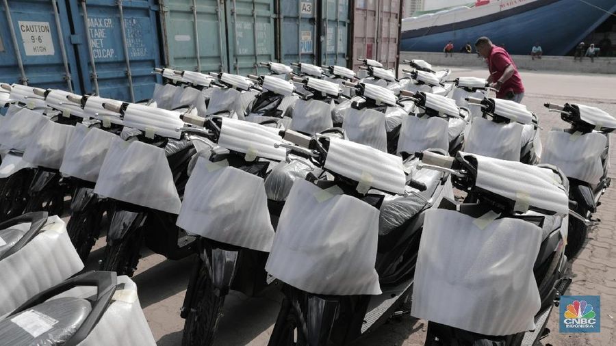 Pekerja memindahkan motor kedalam kontainer di Pelabuhan Sunda Kelapa, Jakarta, Rabu (20/2/2018). Menurut data AISI penjualan kendaraan roda dua pada Januari 2018 meningkat menjadi 482.537 unit dibanding Desember 2017 lalu yang hanya 415.996 unit dan juga pada Januari 2017 sebesar 473.879 unit. (CNBC Indonesia/ Andrean Kristianto)