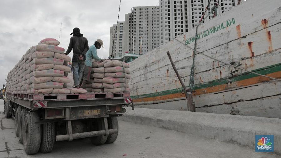 Pekerja memindahkan semen kedalam kapal di Pelabuhan Sunda Kelapa, Jakarta, Rabu (21/2/2018). Menurut data Asosiasi Semen Indonesia konsumsi semen domestik tumbuh merata pada awal 2018 dengan kisaran 12%-17%. Pertumbuhan tertinggi konsumsi semen pada awal 2018 terjadi di Sumatra disusul oleh wilayah Kalimantan, Sulawesi, Maluku, dan Papua. (CNBC Indonesia/ Andrean Kristianto)