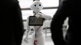 Pepper dirancang untuk menjawab pertanyaan secara terpisah, berkat otaknya yakni prosesor berkinerja tinggi dengan akses internet WLAN. (REUTERS/Michaela Rehle)