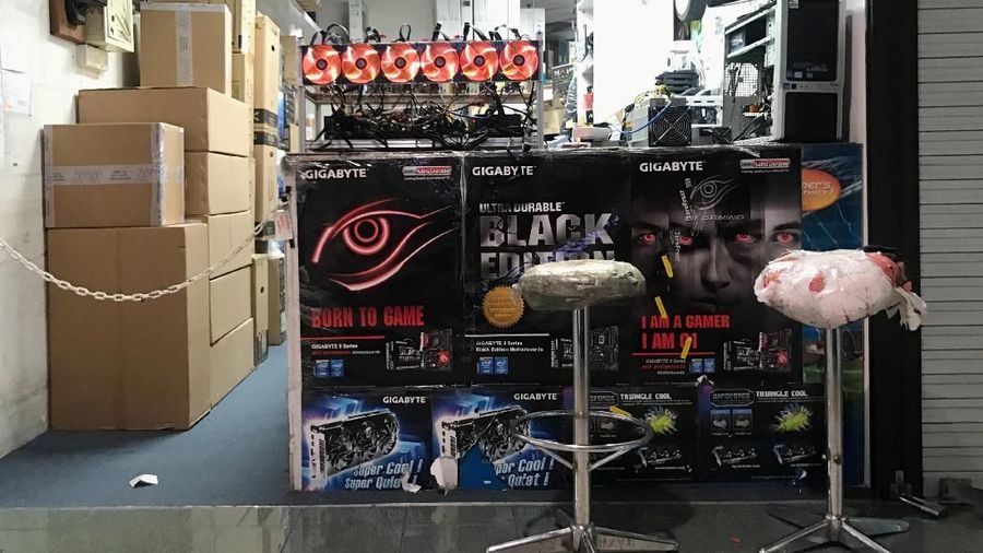 Beberapa pasar bazaar elektronik terbesar di Asia dibanjiri pelanggan yang mencari teknologi terbaru pertambangan uang digital.