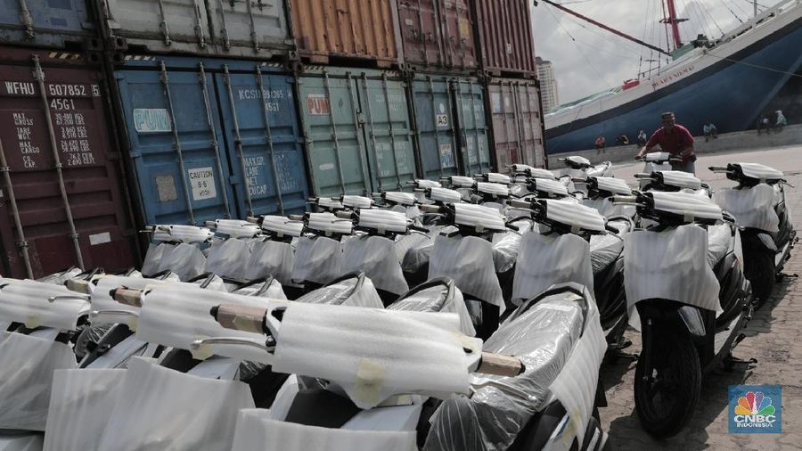 Pekerja memindahkan motor kedalam kontainer di Pelabuhan Sunda Kelapa, Jakarta, Rabu (20/2/2018). Menurut data AISI penjualan kendaraan roda dua pada Januari 2018 meningkat menjadi 482.537 unit dibanding Desember 2017 lalu yang hanya 415.996 unit dan juga pada Januari 2017 sebesar 473.879 unit. (CNBC Indonesia/ Andrean Kristianto)