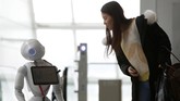 Pepper berada di Terminal 2 Bandara Munich, tepatnya di puncak jalan menuju ke pesawat yang menghubungkan terminal utama ke gedung satelit. (REUTERS/Michaela Rehle)