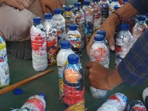 Ecobrick Adalah: Sejarah, Manfaat, Cara Membuat, Kelebihan, dan Kekurangan