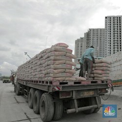 Pabrik Semen Sedang Tak Baik-Baik Saja, Stok Membatu di Gudang