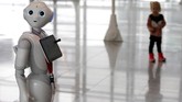Dikembangkan oleh SoftBank Robotics, Pepper didukung oleh teknologi kecerdasan buatan berbasis cloud dari IBM Watson Internet of Things. (REUTERS/Michaela Rehle)