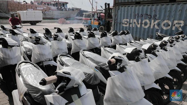 Pekerja memindahkan motor kedalam kontainer di Pelabuhan Sunda Kelapa, Jakarta, Rabu (20/2/2018). Menurut data AISI penjualan kendaraan roda dua pada Januari 2018 meningkat menjadi 482.537 unit dibanding Desember 2017 lalu yang hanya 415.996 unit dan juga pada Januari 2017 sebesar 473.879 unit. (CNBC Indonesia/ Andrean Kristianto)