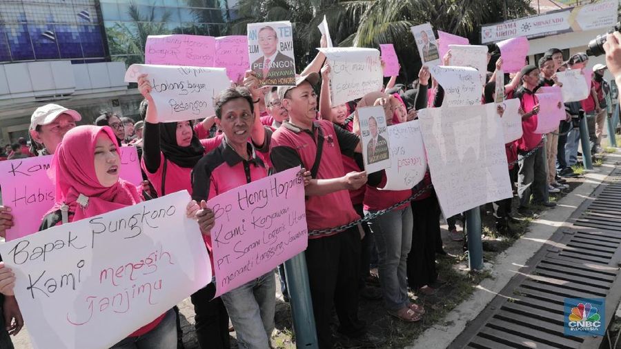 Puluhan karyawan 7-Eleven melakukan aksi tuntut pembayaran pesangon yang belum dibayarkan.