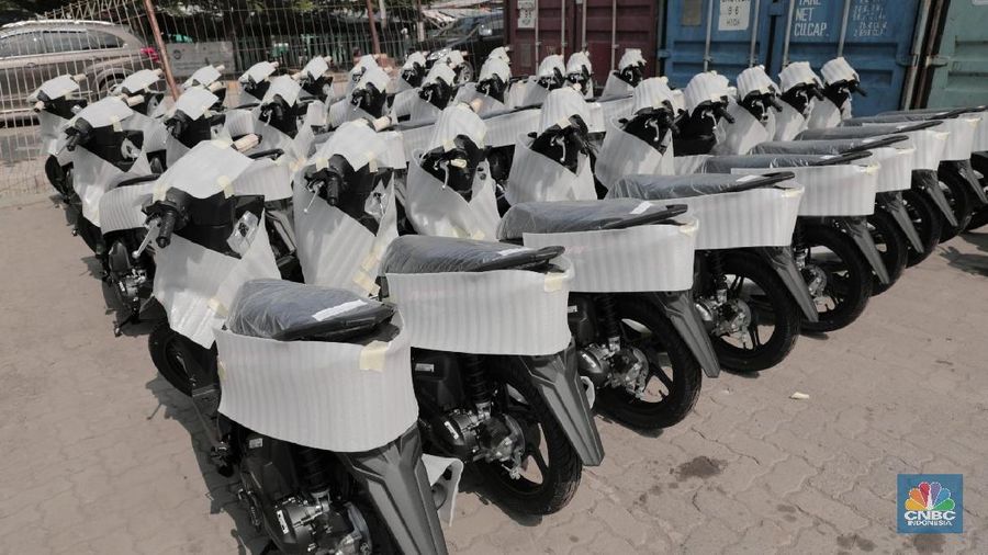 Pekerja memindahkan motor kedalam kontainer di Pelabuhan Sunda Kelapa, Jakarta, Rabu (20/2/2018). Menurut data AISI penjualan kendaraan roda dua pada Januari 2018 meningkat menjadi 482.537 unit dibanding Desember 2017 lalu yang hanya 415.996 unit dan juga pada Januari 2017 sebesar 473.879 unit. (CNBC Indonesia/ Andrean Kristianto)