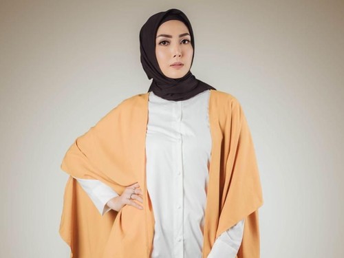 Berhijab, Fenita Arie Langsung Digandeng Jadi Brand Ambassador Baju Muslim Berhijab, Fenita Arie Langsung Digandeng Jadi Brand Ambassador Baju Muslim