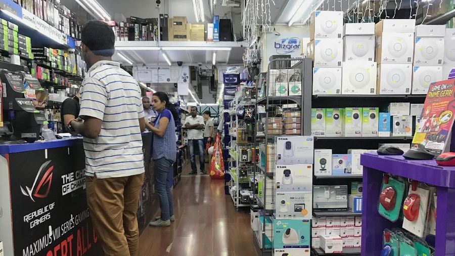 Beberapa pasar bazaar elektronik terbesar di Asia dibanjiri pelanggan yang mencari teknologi terbaru pertambangan uang digital.