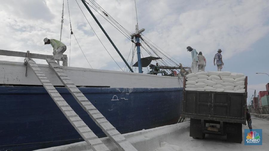 Pekerja memindahkan semen kedalam kapal di Pelabuhan Sunda Kelapa, Jakarta, Rabu (21/2/2018). Menurut data Asosiasi Semen Indonesia konsumsi semen domestik tumbuh merata pada awal 2018 dengan kisaran 12%-17%. Pertumbuhan tertinggi konsumsi semen pada awal 2018 terjadi di Sumatra disusul oleh wilayah Kalimantan, Sulawesi, Maluku, dan Papua. (CNBC Indonesia/ Andrean Kristianto)