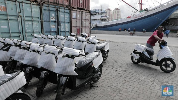 Pekerja memindahkan motor kedalam kontainer di Pelabuhan Sunda Kelapa, Jakarta, Rabu (20/2/2018). Menurut data AISI penjualan kendaraan roda dua pada Januari 2018 meningkat menjadi 482.537 unit dibanding Desember 2017 lalu yang hanya 415.996 unit dan juga pada Januari 2017 sebesar 473.879 unit. (CNBC Indonesia/ Andrean Kristianto)