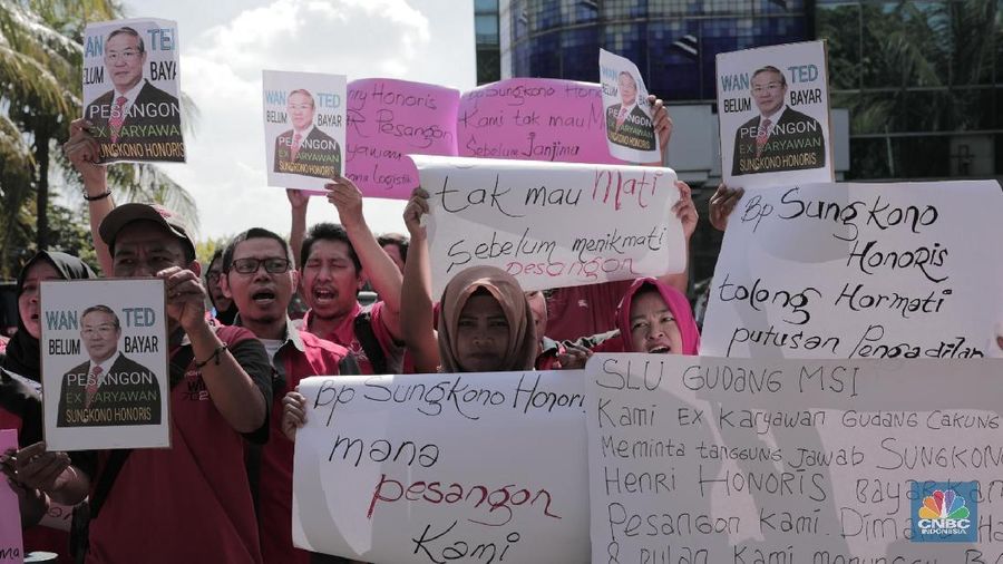 Puluhan karyawan 7-Eleven melakukan aksi tuntut pembayaran pesangon yang belum dibayarkan.