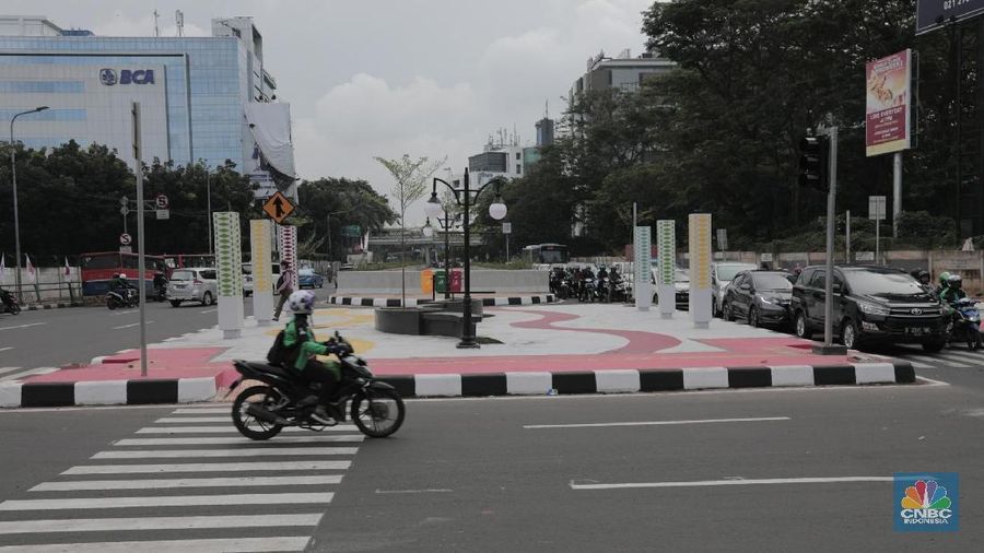 Pekerja melakukan finishing underpass Kartini di Jalan Lebak Bulus, Jakarta Selatan, Kamis (22/2/2018). Proyek yang menelan biaya Rp 90 Milyar ini bertujuan mengurai kemacetan di persimpangan sebidang di Jalan Metro Pondok Indah dan kawasan TB Simatupang. (CNBC Indonesia/ Andrean Kristianto)