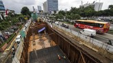 Proyek pembangunan infrastruktur kereta ringan (Light Rail Transit/LRT) di kawasan MT Haryono, Jakarta, Rabu (21/2). Proyek ini salah satu yang dihentikan sementara, menyusul kecelakaan konstruksi di proyek pembangunan jalan tol Becakayu. (Eko Siswono Toyudho/Anadolu Agency).