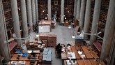 Perpustakaan Nasional Yunani sejak 1903 menempati bangunan neoklasik Vallianeio di tengah kota Athena. Namun bangunan tersebut tak sanggup lagi bisa menampung lebih dari 700 ribu koleksi. (AFP/Louisa Gouliamaki)